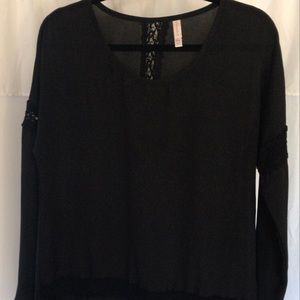 Black u-neck top with lace